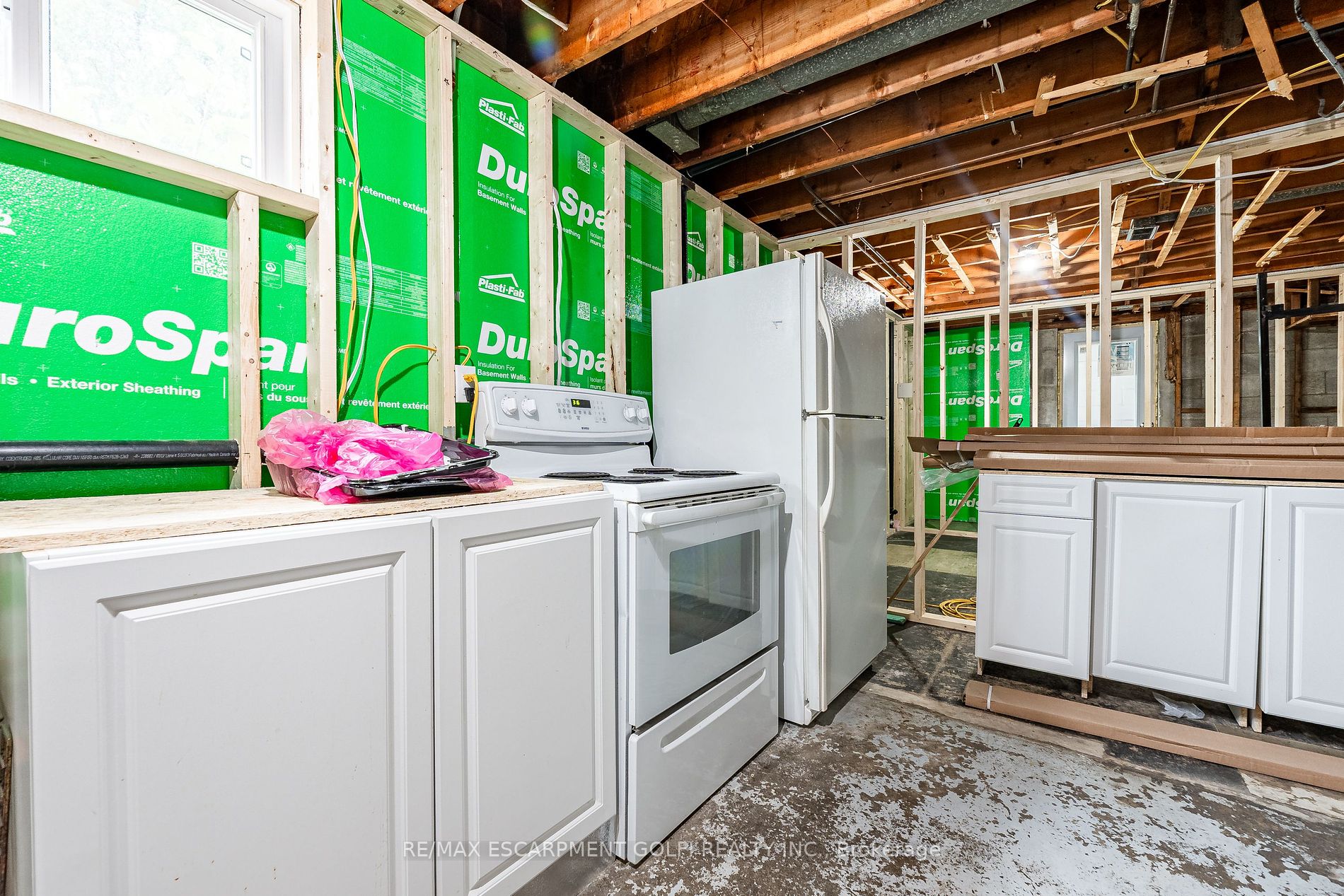 106 Simcoe St E