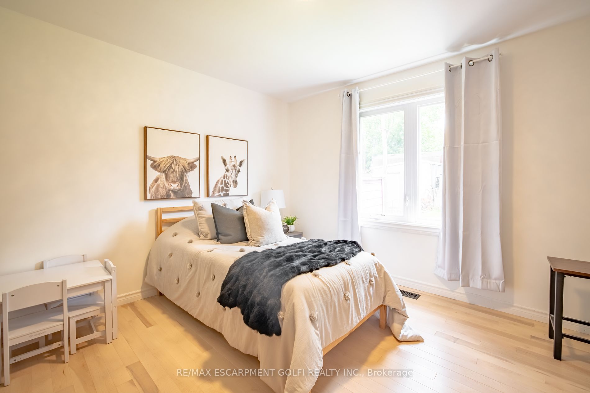 106 Simcoe St E