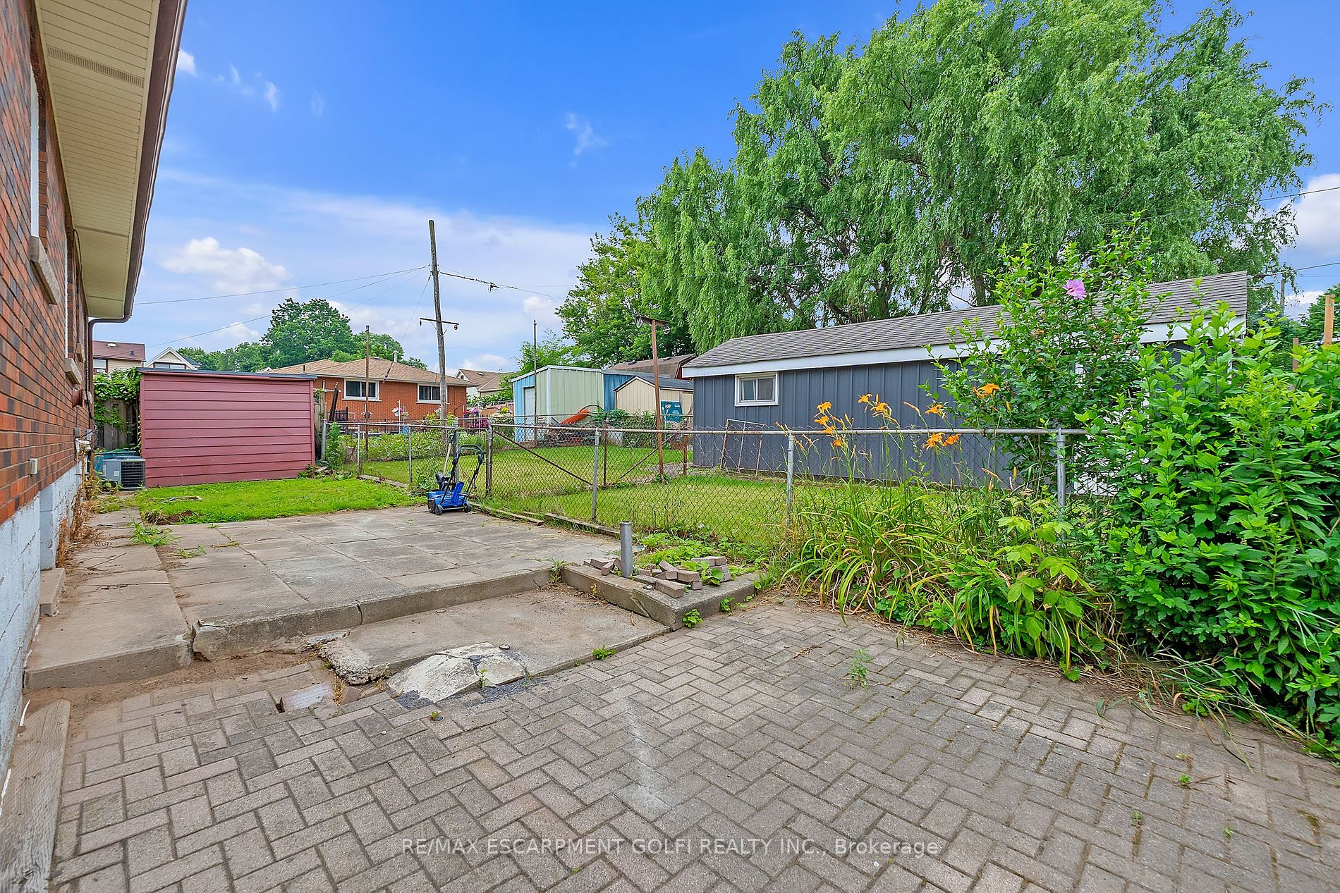 106 Simcoe St E