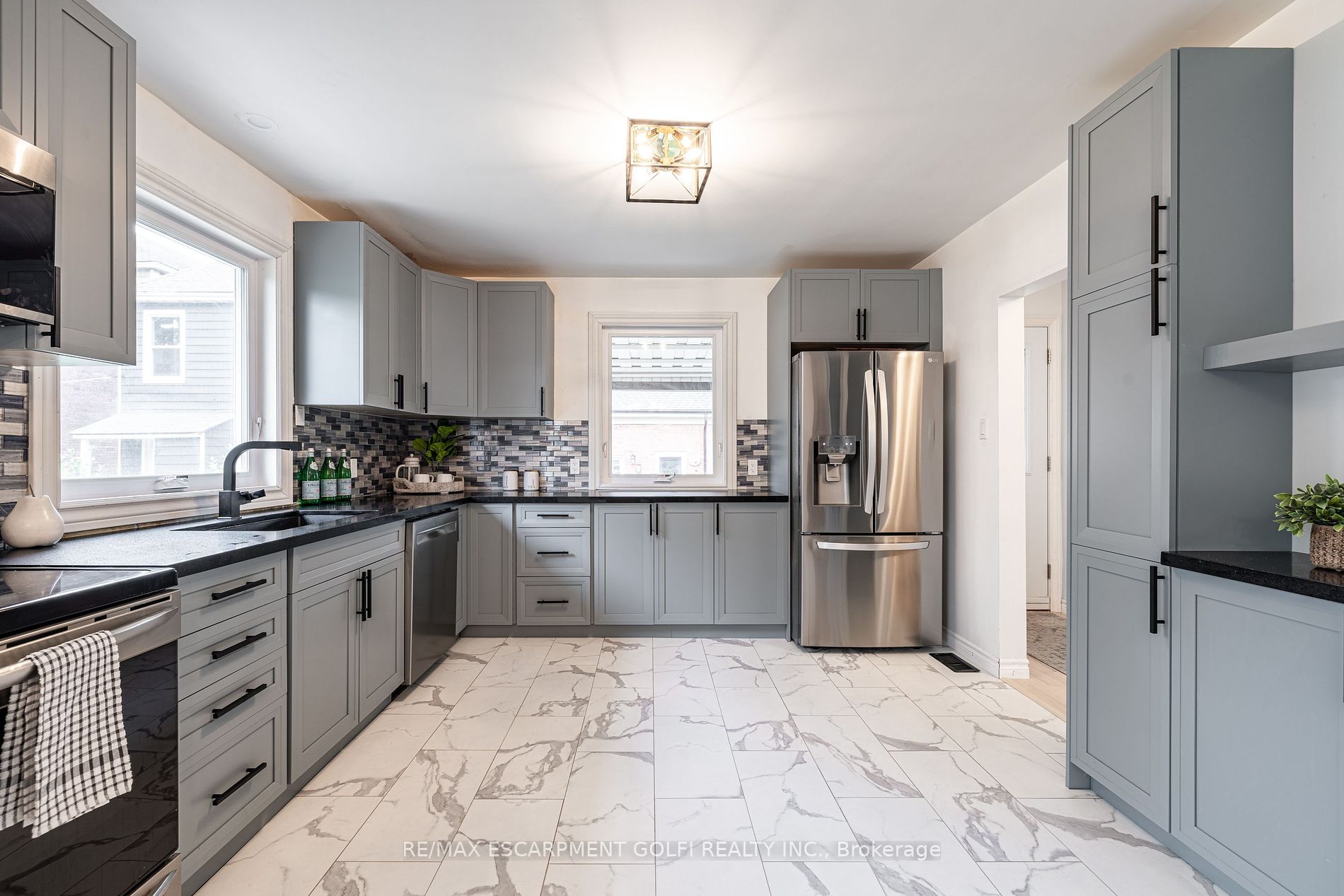 106 Simcoe St E