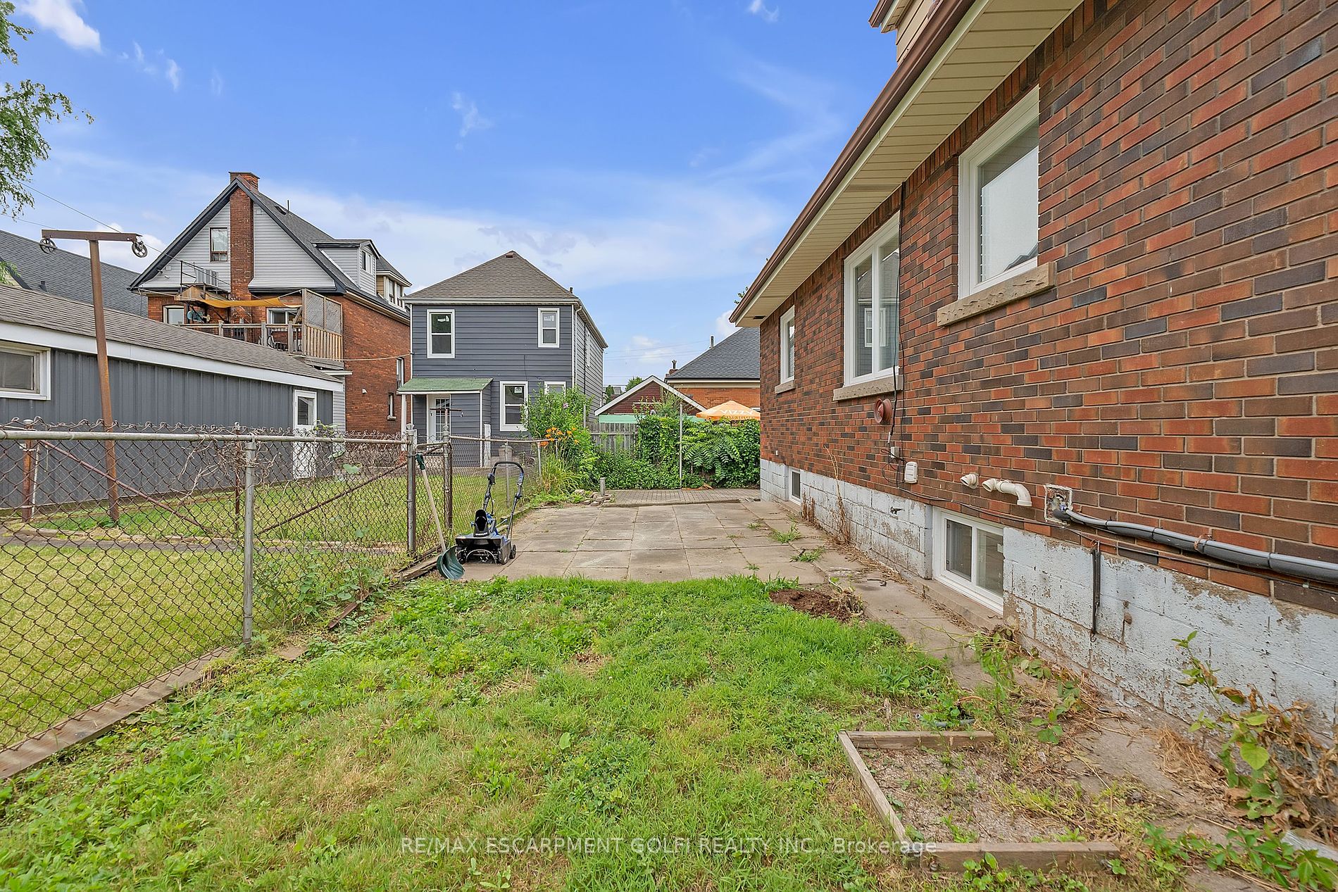 106 Simcoe St E