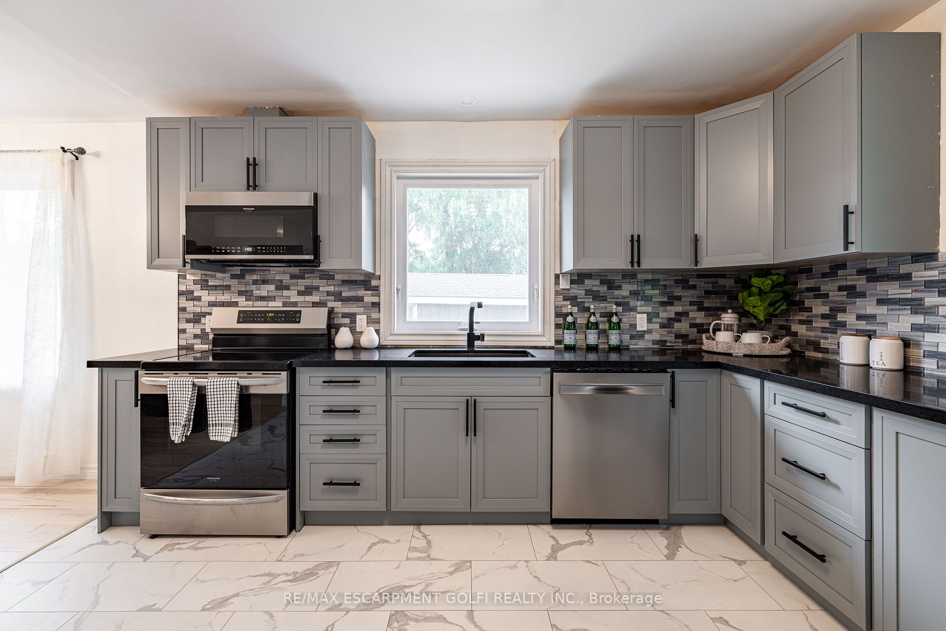 106 Simcoe St E