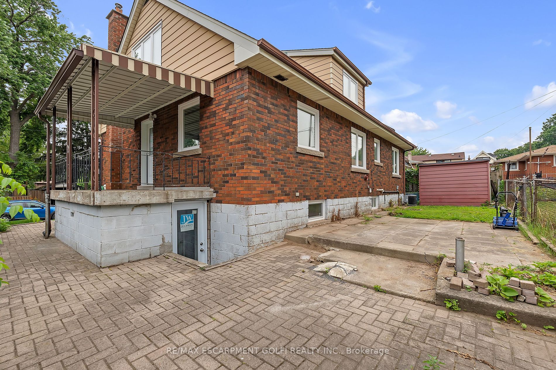 106 Simcoe St E