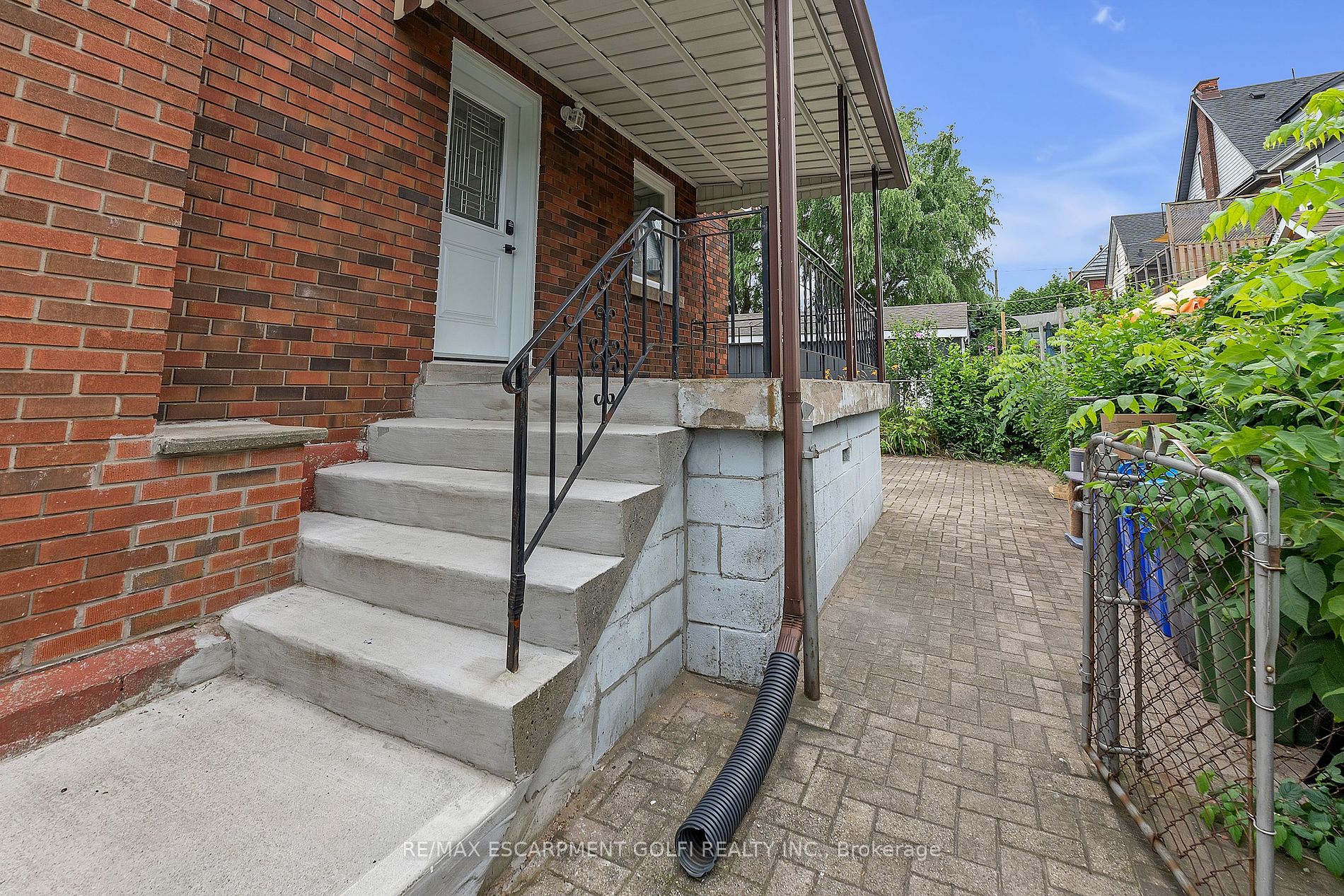 106 Simcoe St E