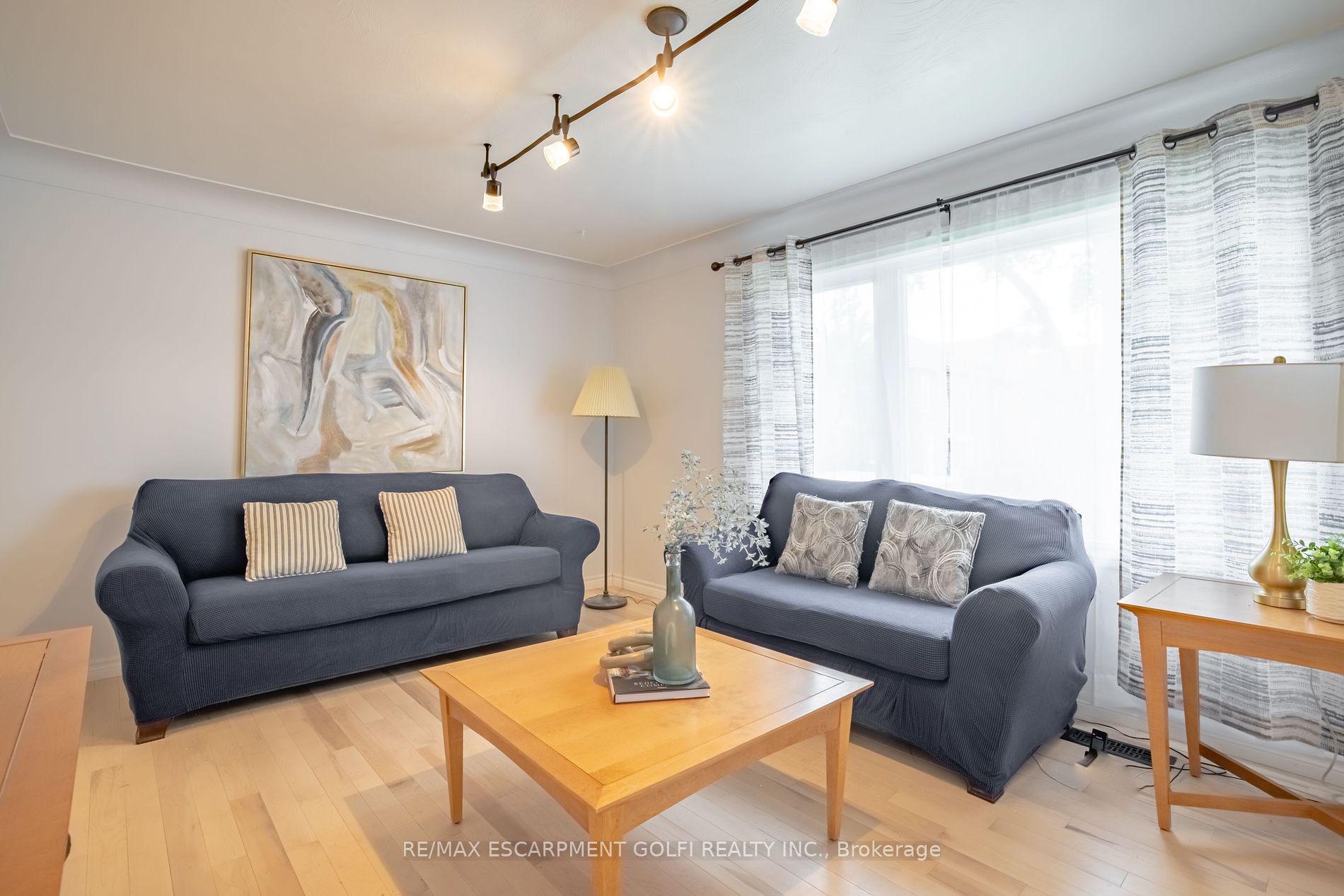 106 Simcoe St E