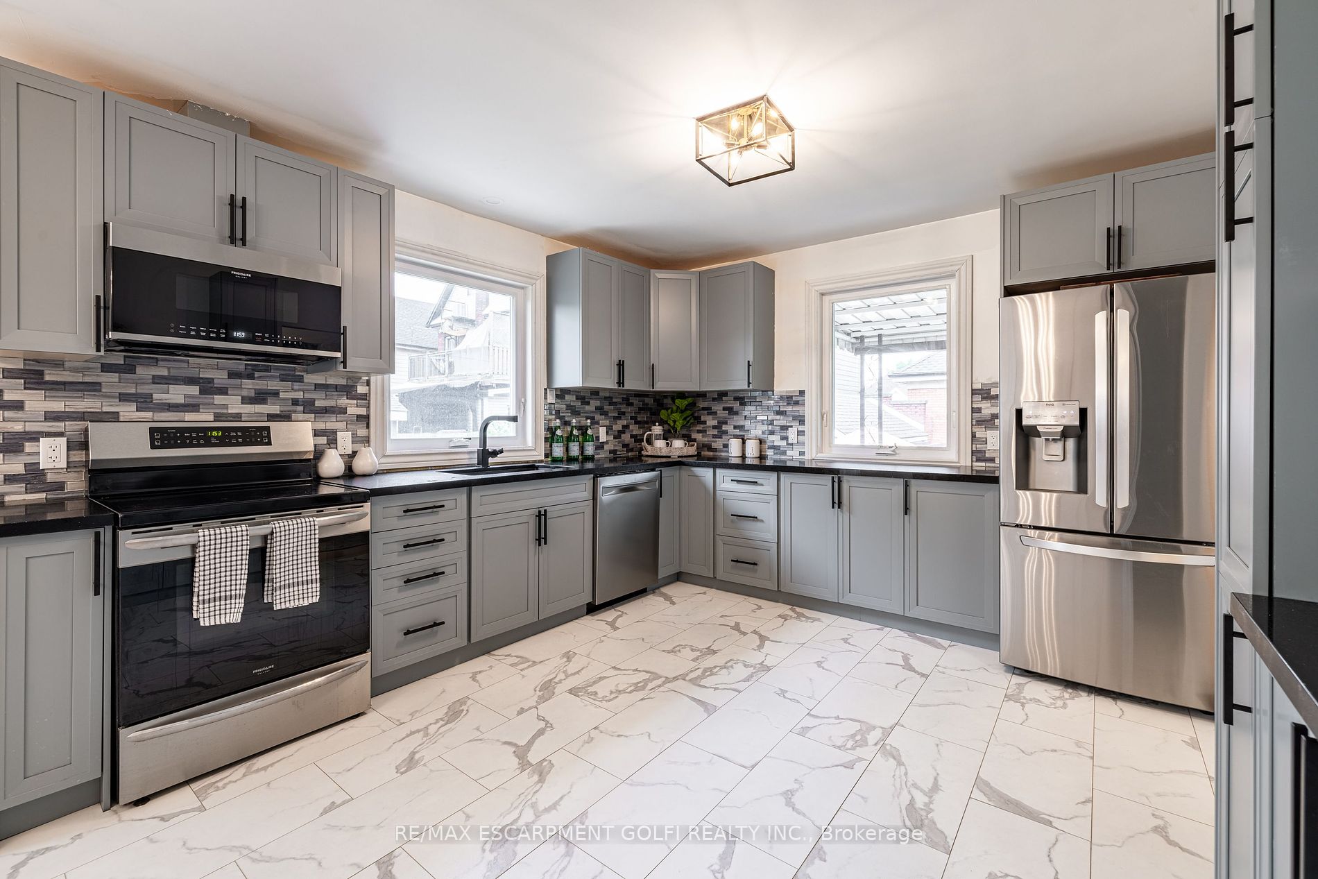 106 Simcoe St E