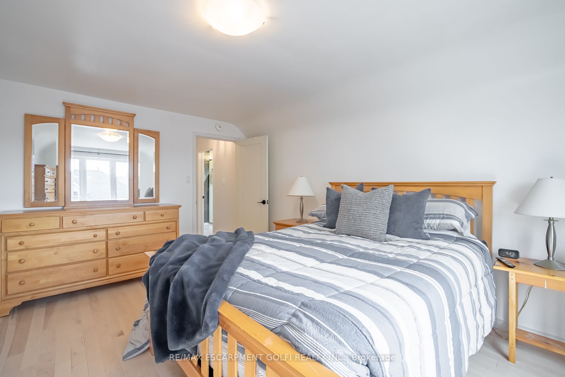 106 Simcoe St E