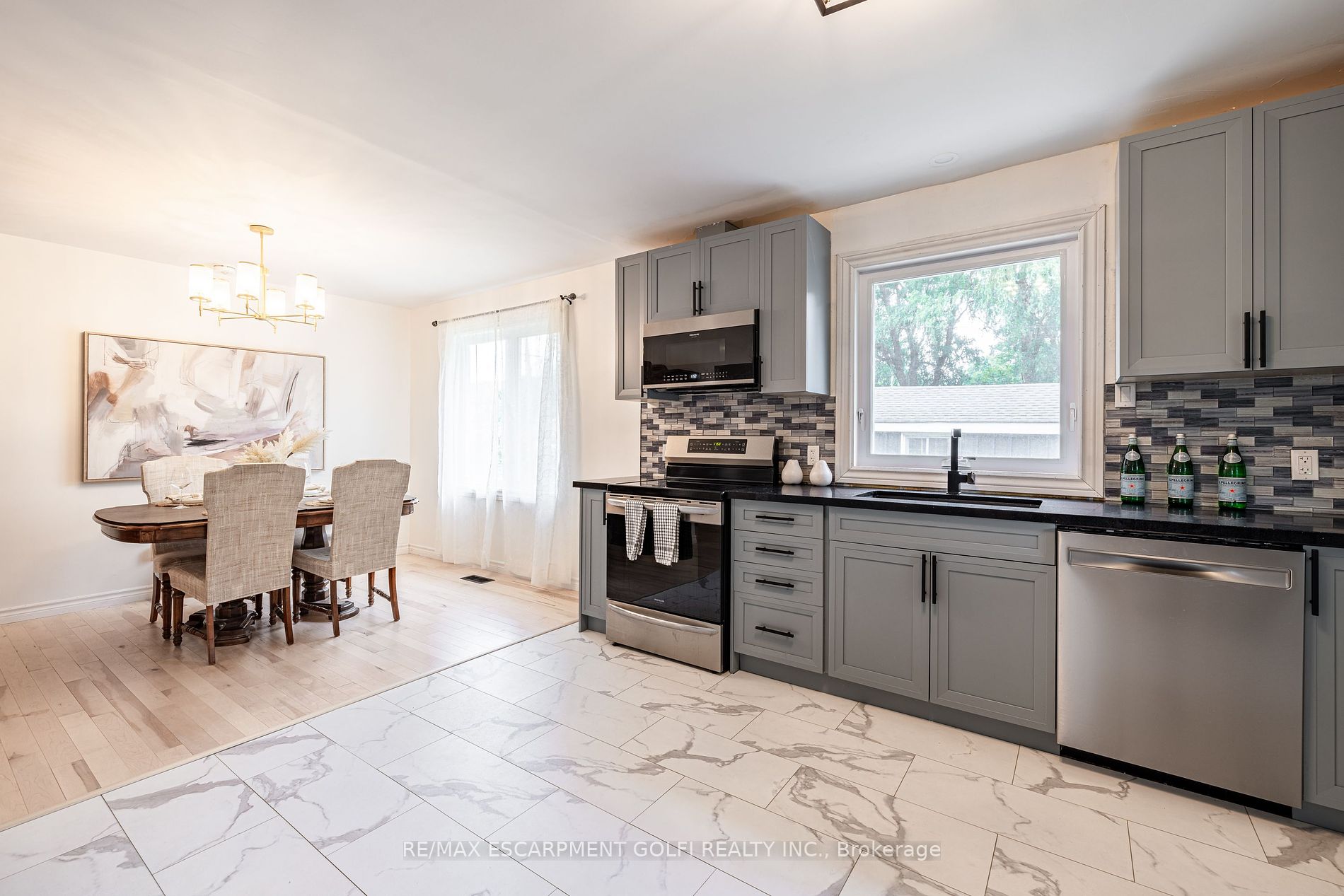 106 Simcoe St E