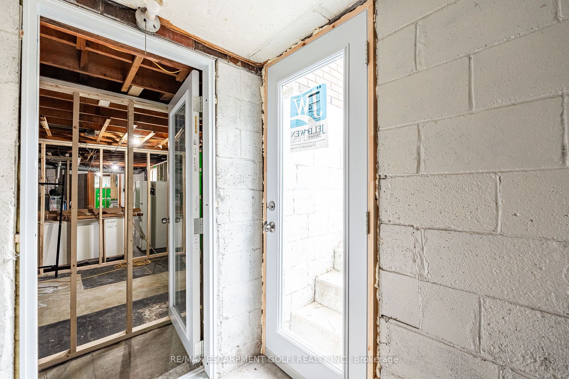 106 Simcoe St E