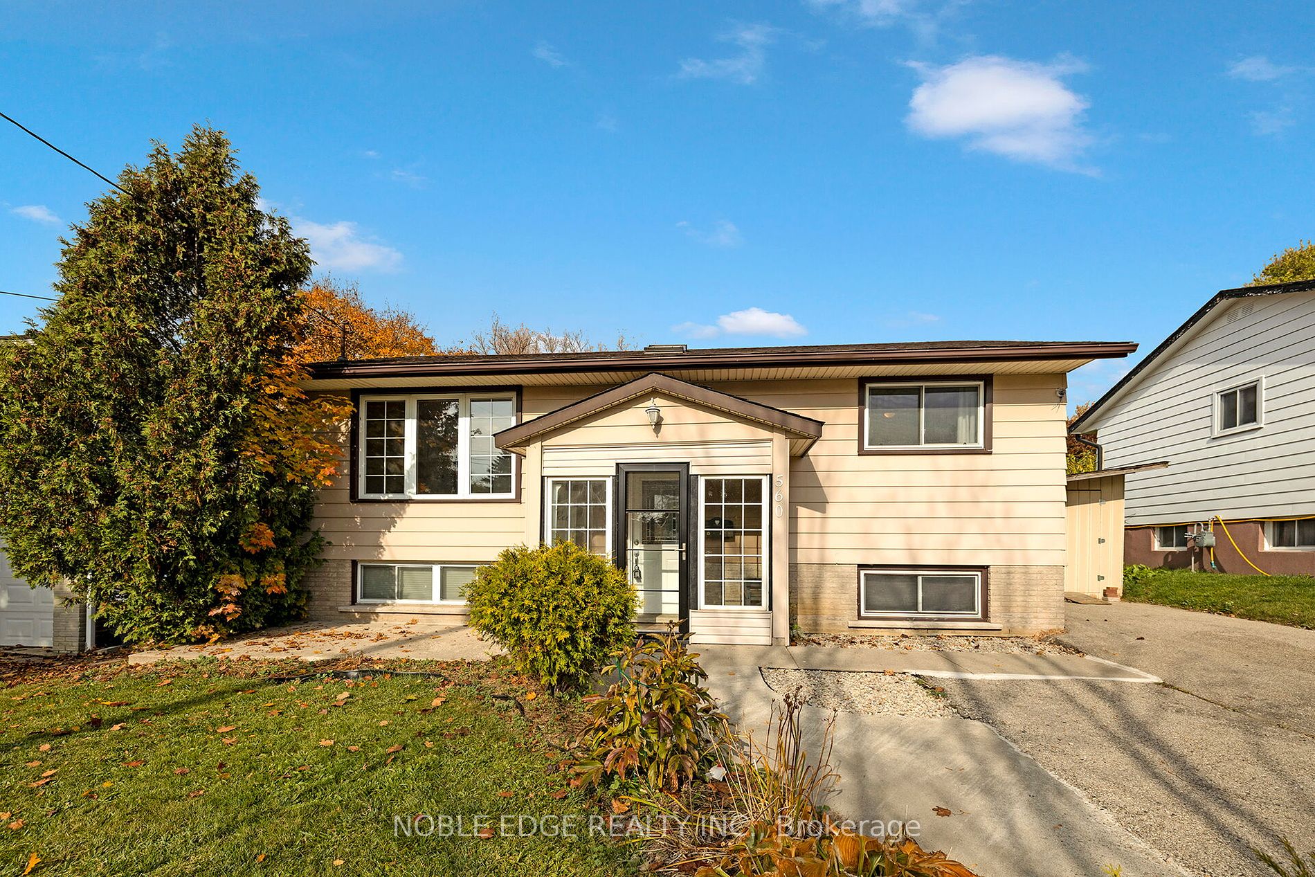 560 Woodlawn Road E