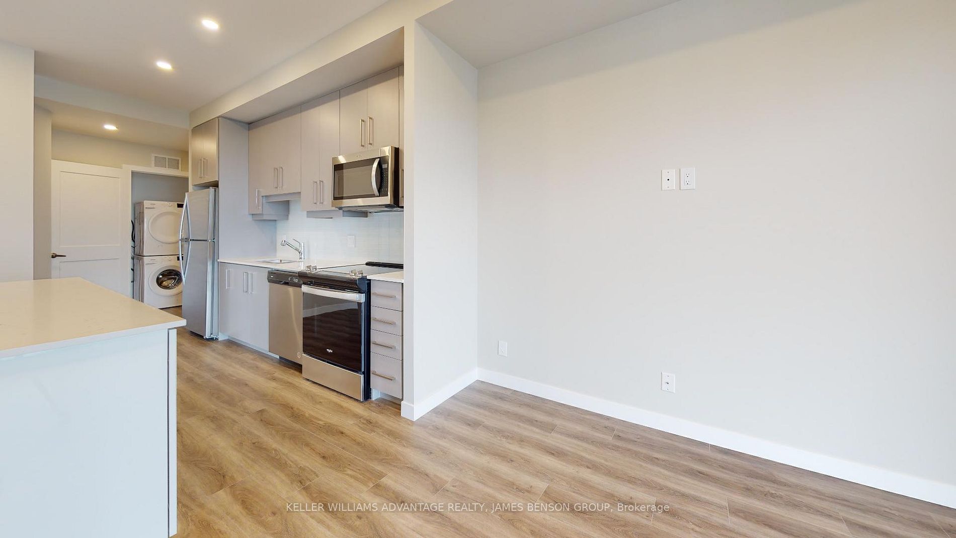 15 Queen St S, #1611