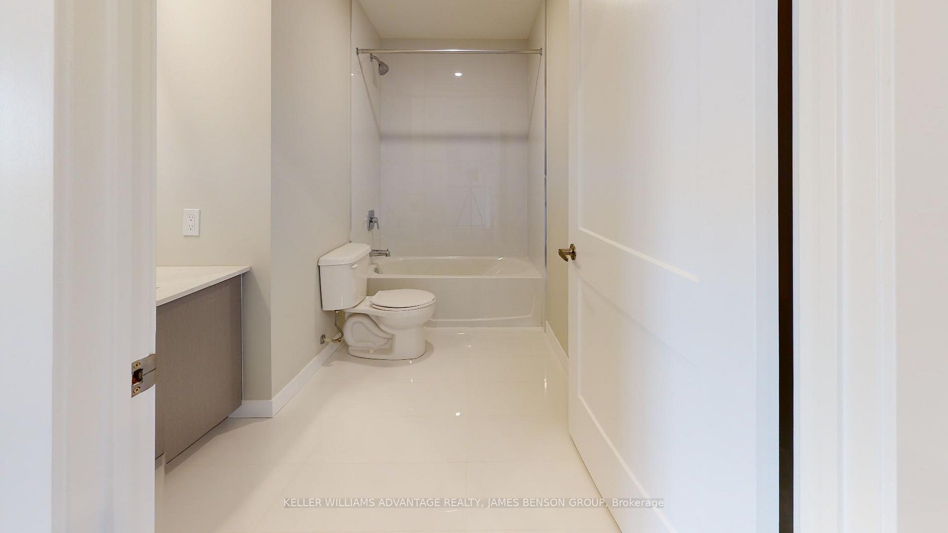 15 Queen St S, #1611