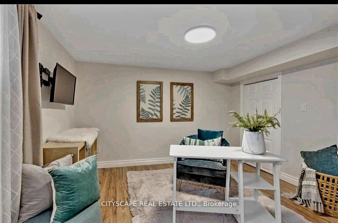 891 Curtis Cres