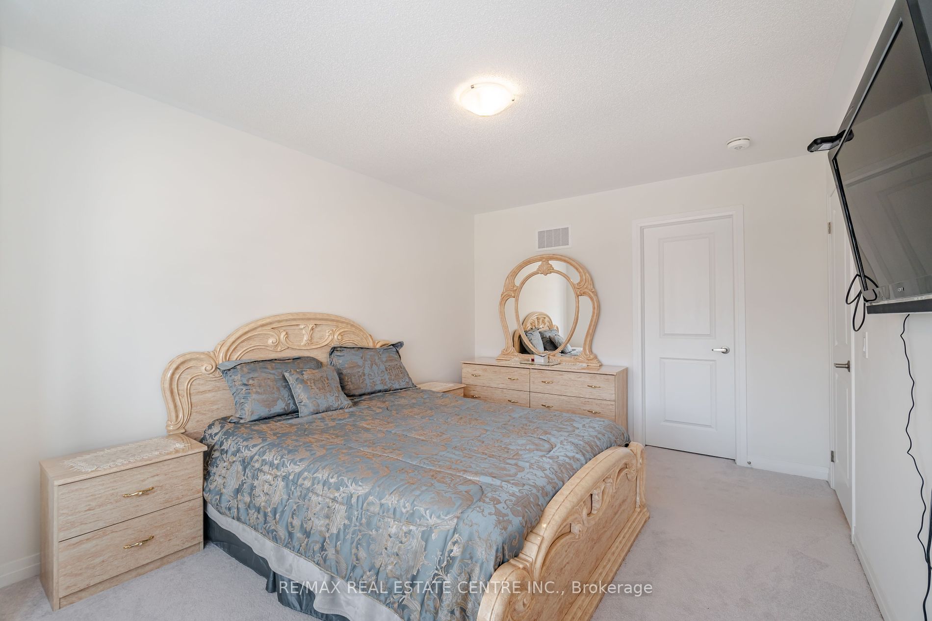 135 Fairey Crescent