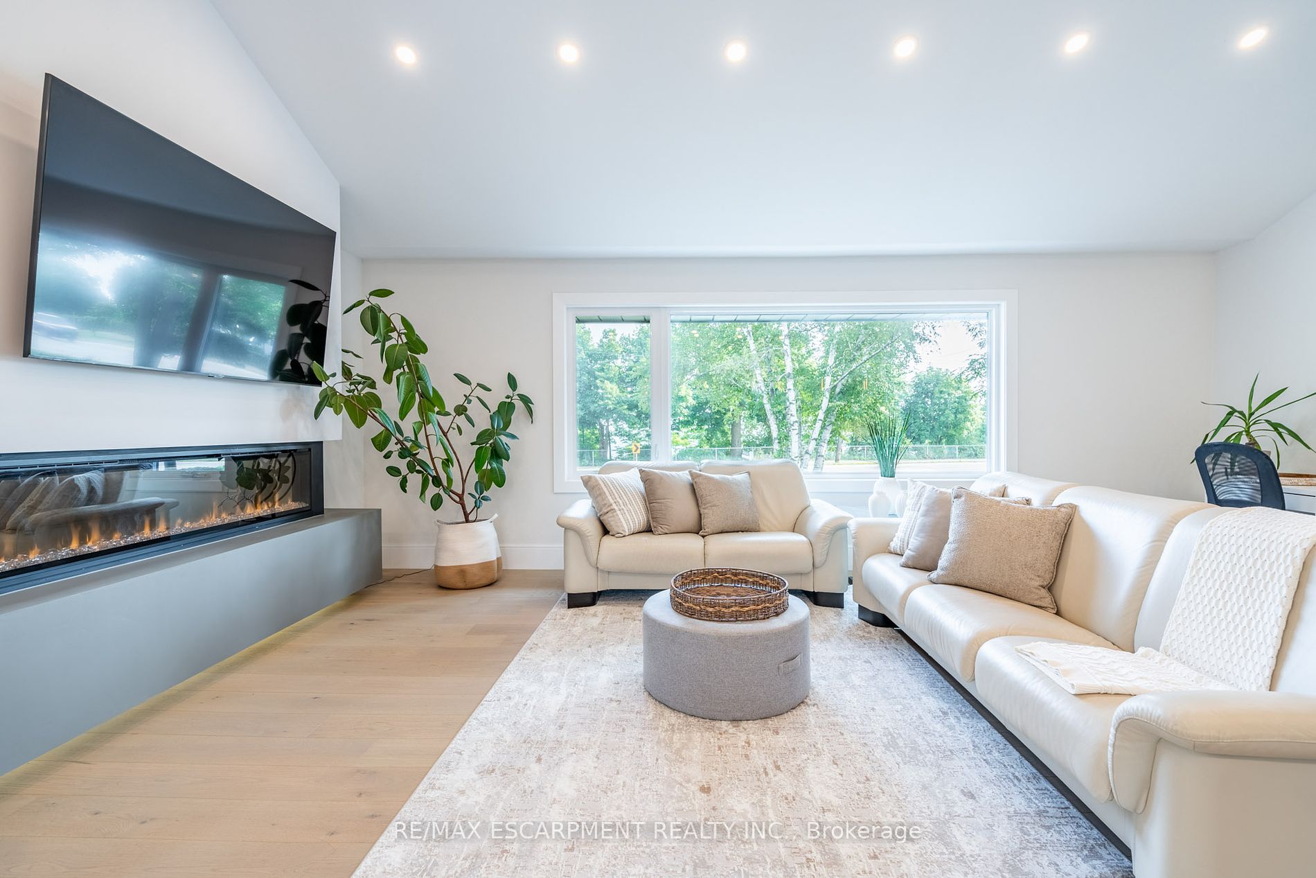 675 Scenic Dr