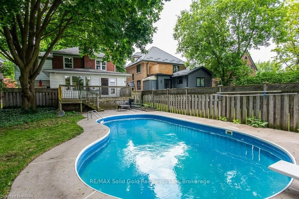 34 Moore Avenue N