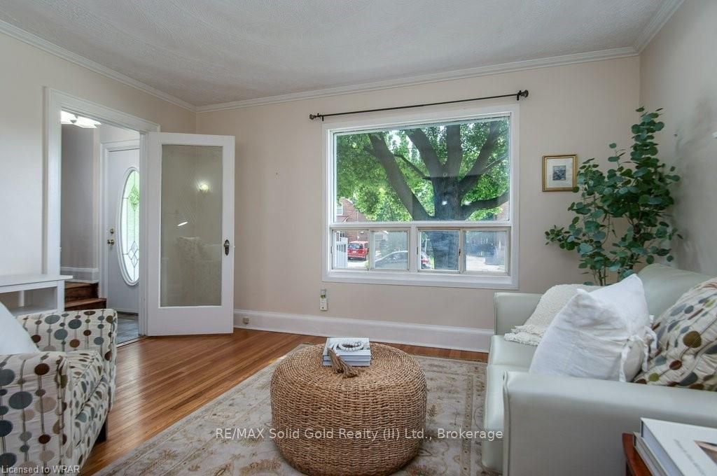 34 Moore Avenue N