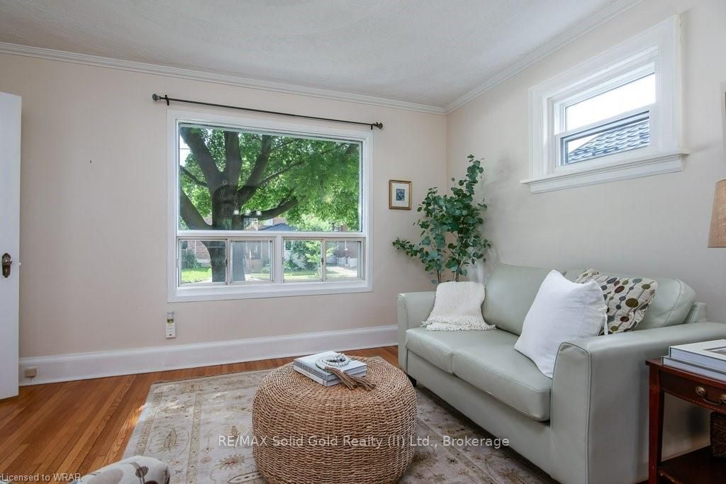 34 Moore Avenue N