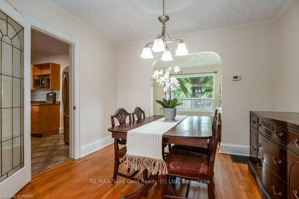 34 Moore Avenue N