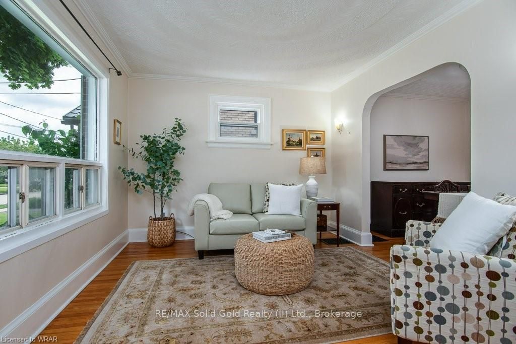 34 Moore Avenue N