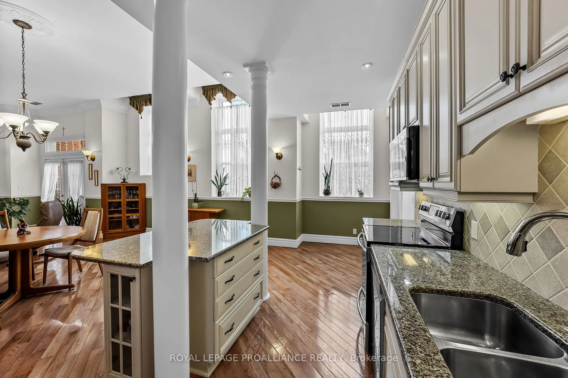 323 George St, #206