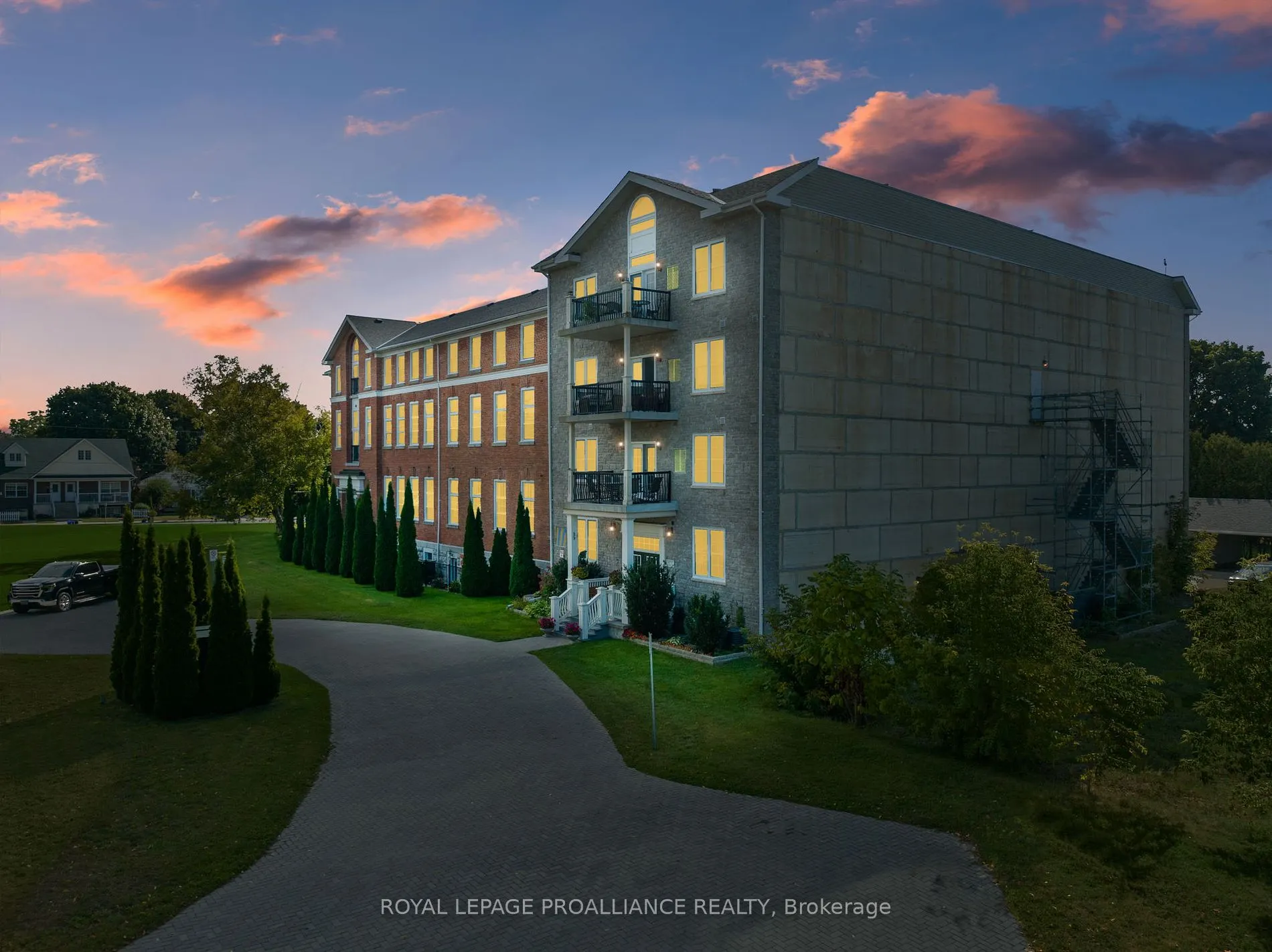 323 George St, #206