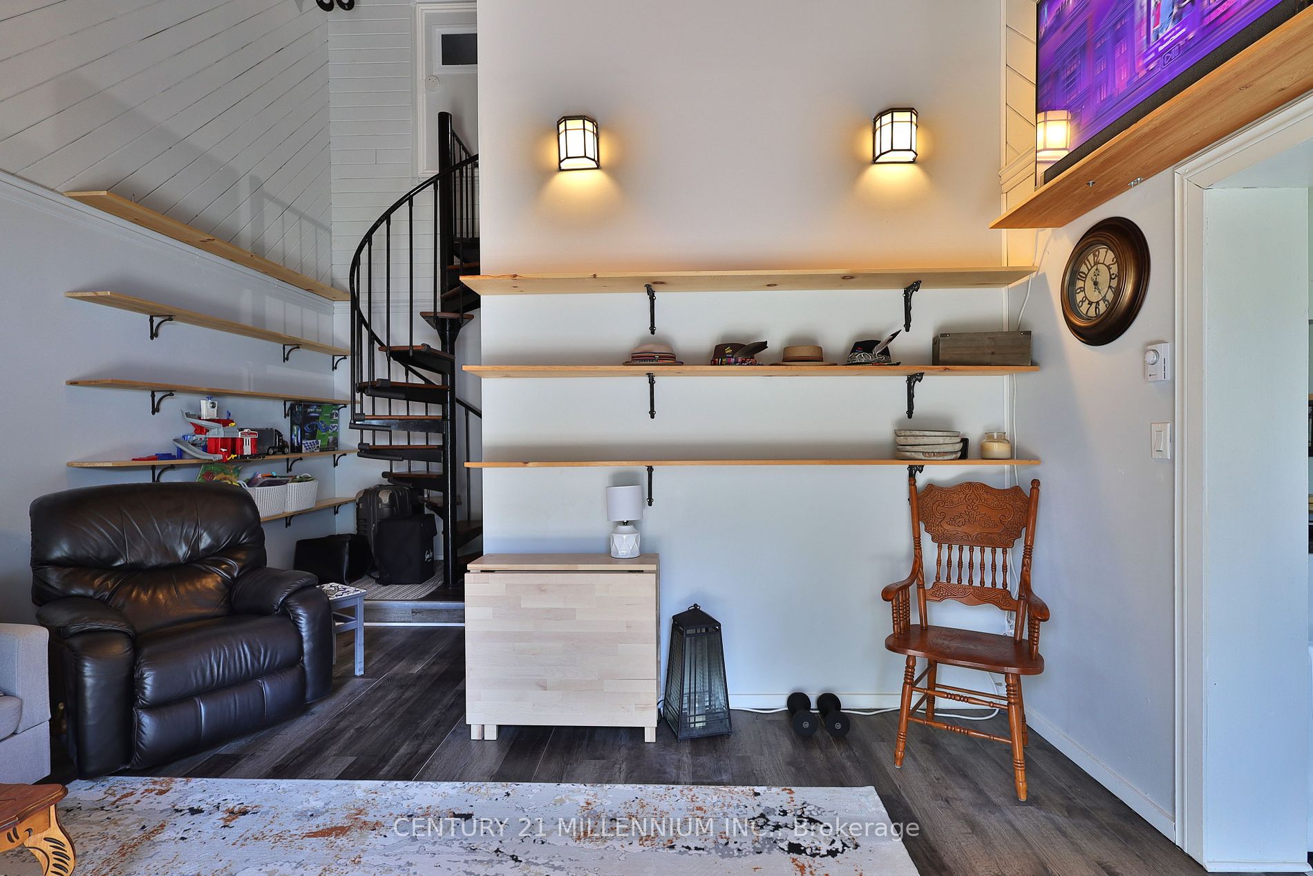 301 Main Street W