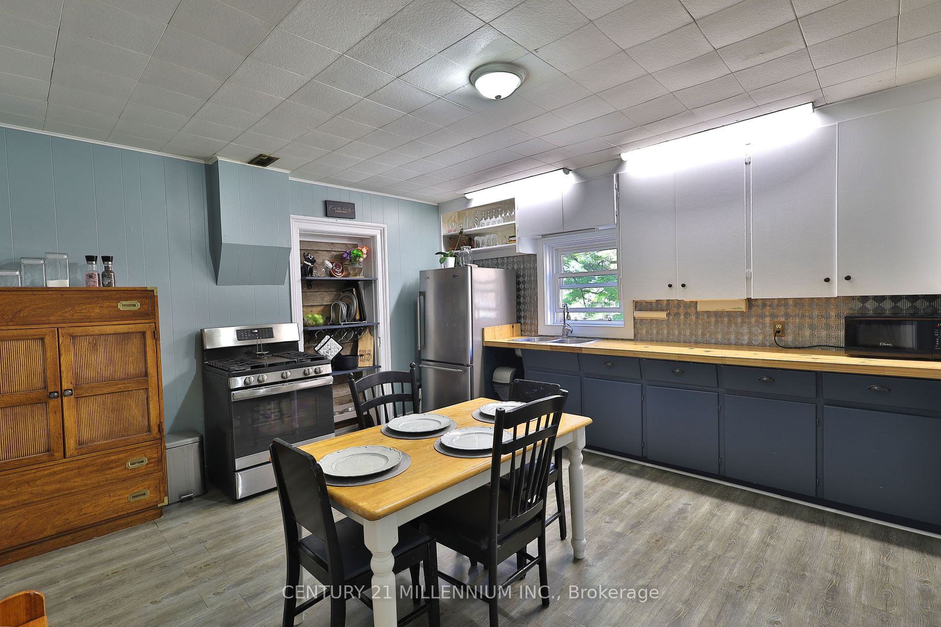 301 Main Street W