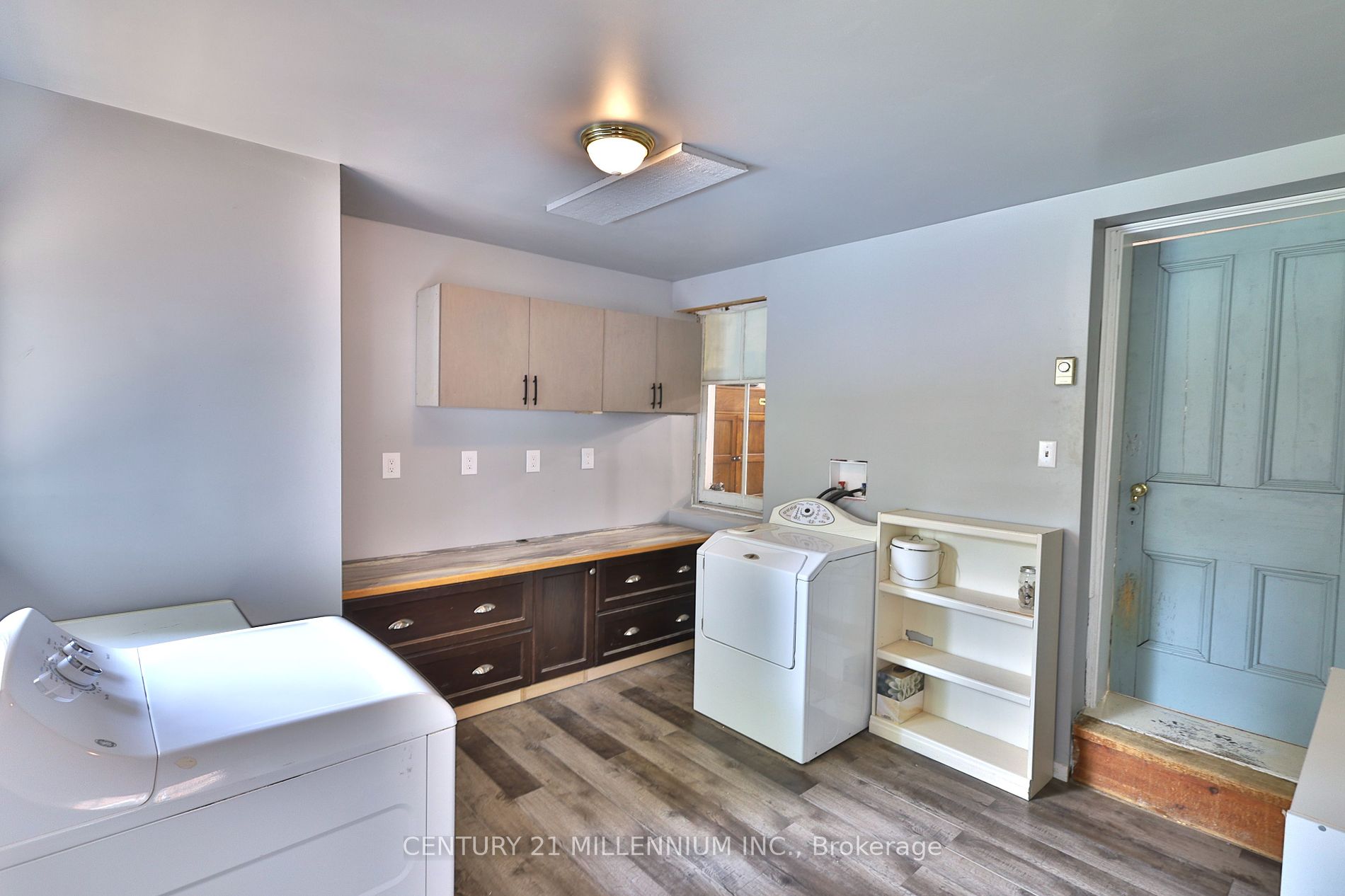 301 Main Street W