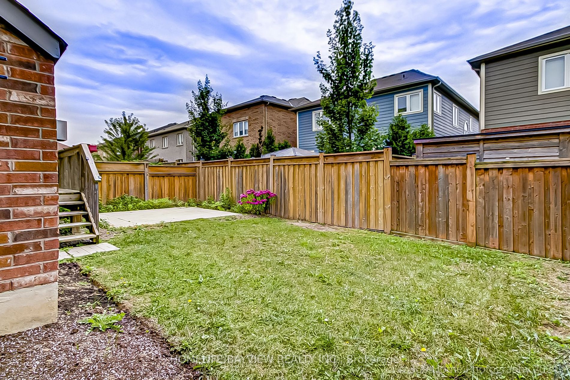 23 Fingland Crescent N