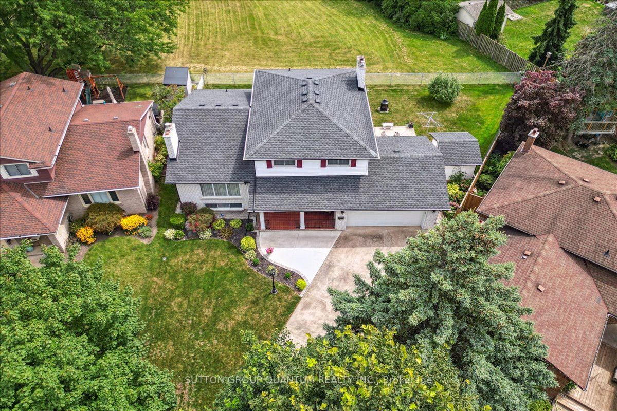 19 Meadowbrook Crescent