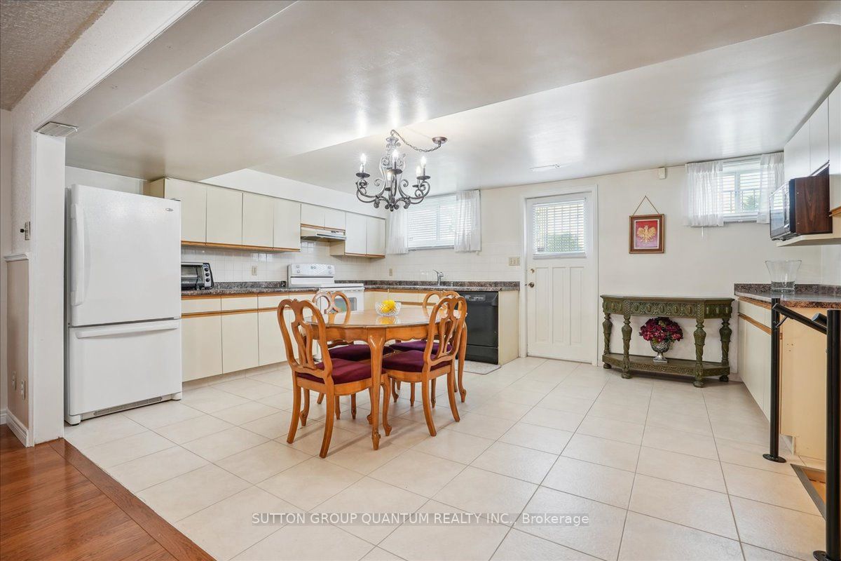 19 Meadowbrook Crescent