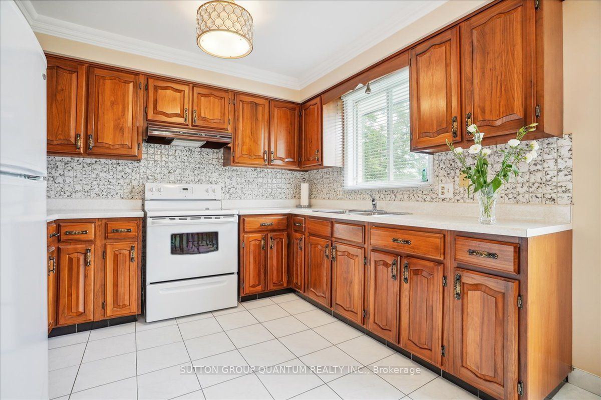 19 Meadowbrook Crescent