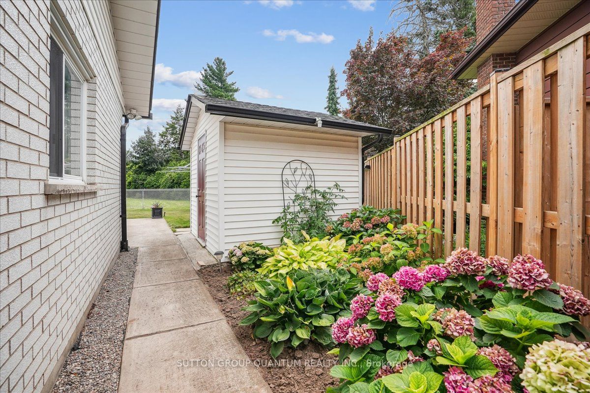 19 Meadowbrook Crescent