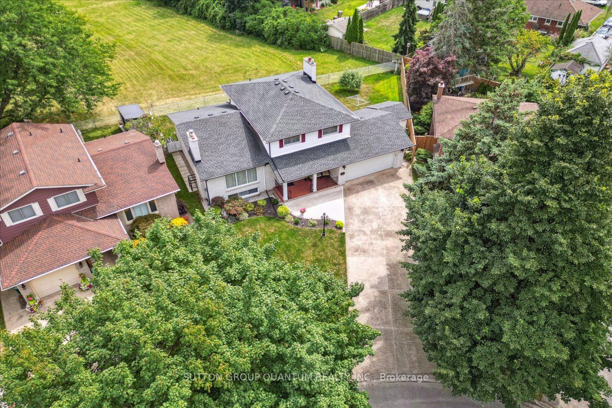 19 Meadowbrook Crescent
