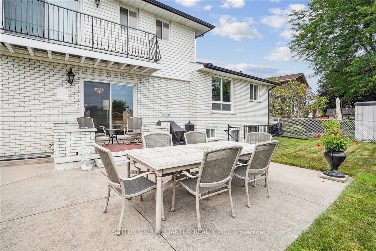 19 Meadowbrook Crescent