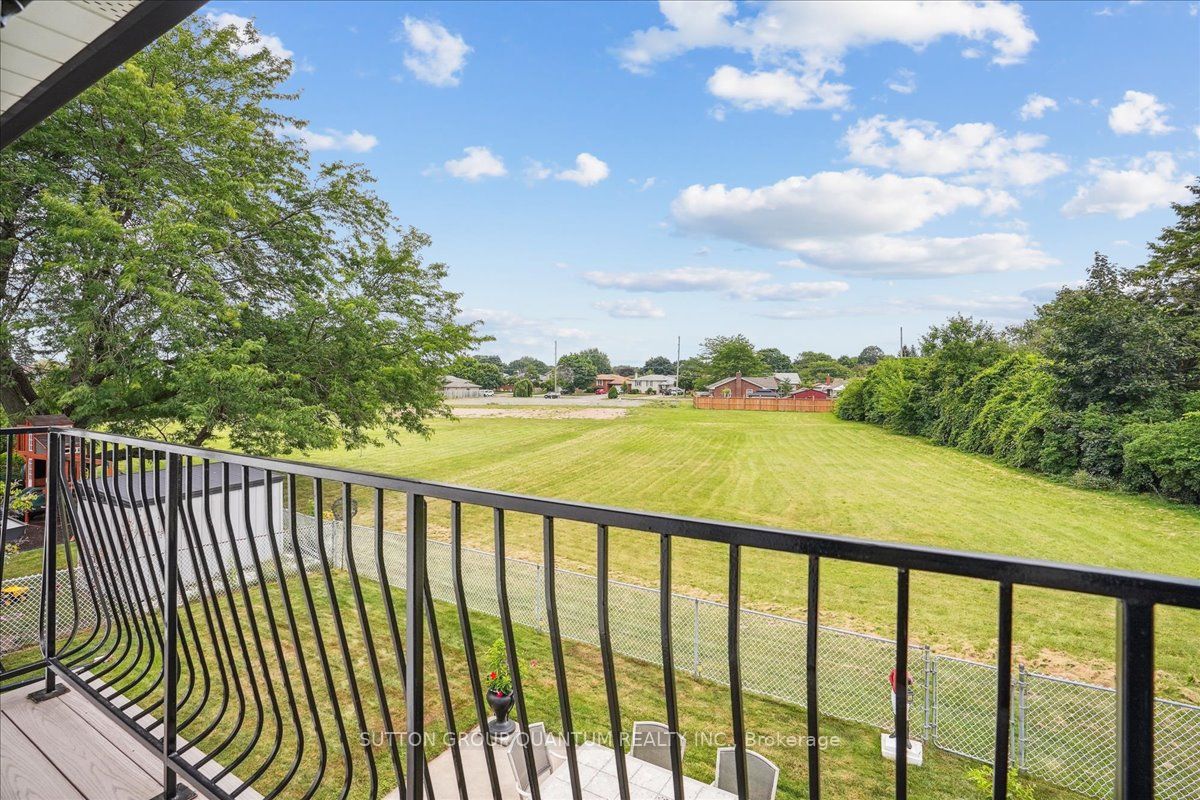 19 Meadowbrook Crescent