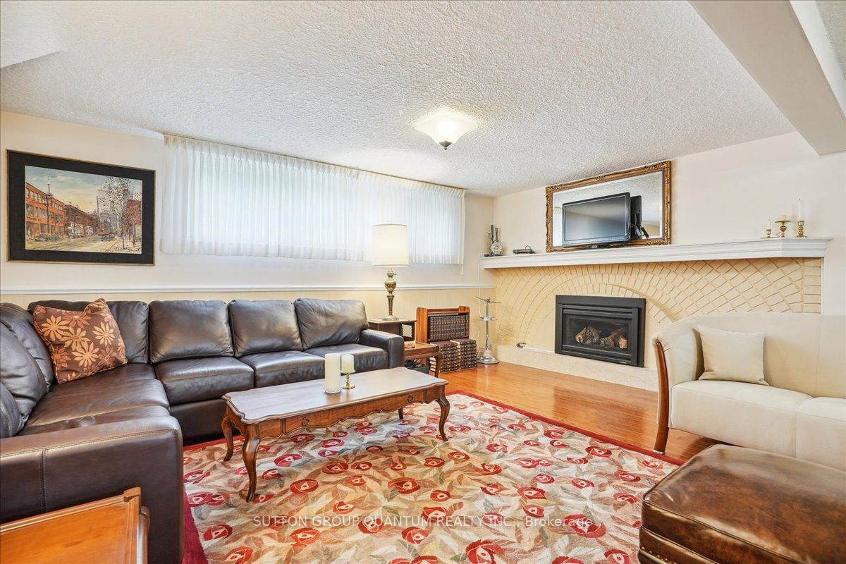 19 Meadowbrook Crescent
