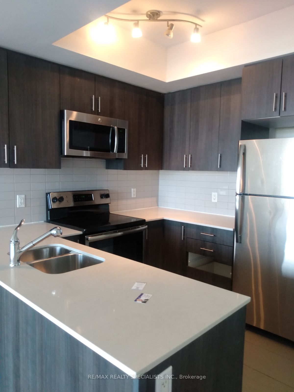 560 North Service Rd, #807