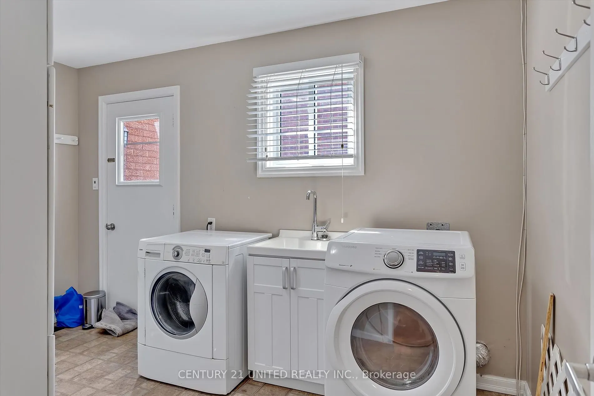 1908 Mapleridge Dr