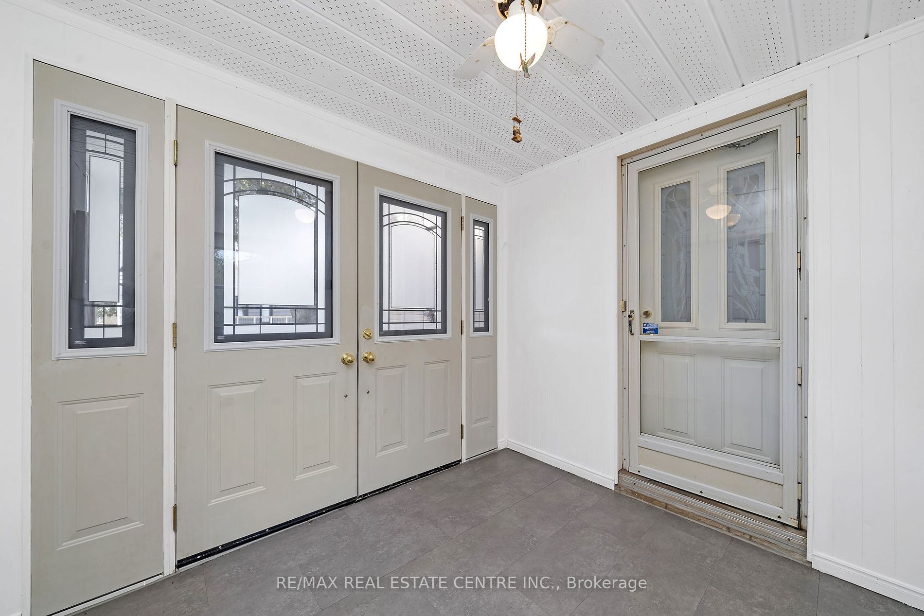 9 Dundas St E