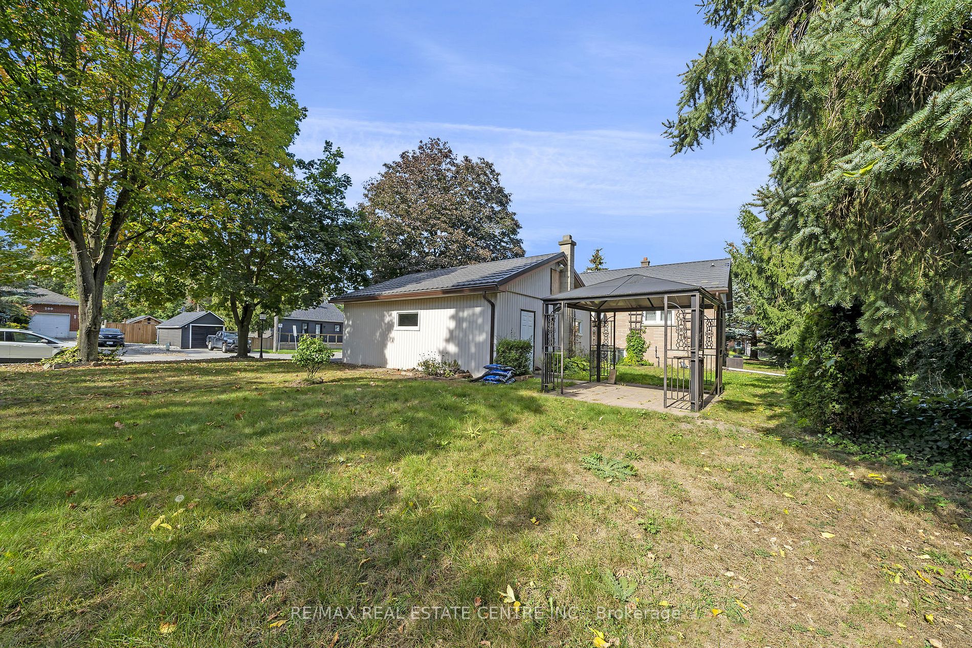 9 Dundas St E
