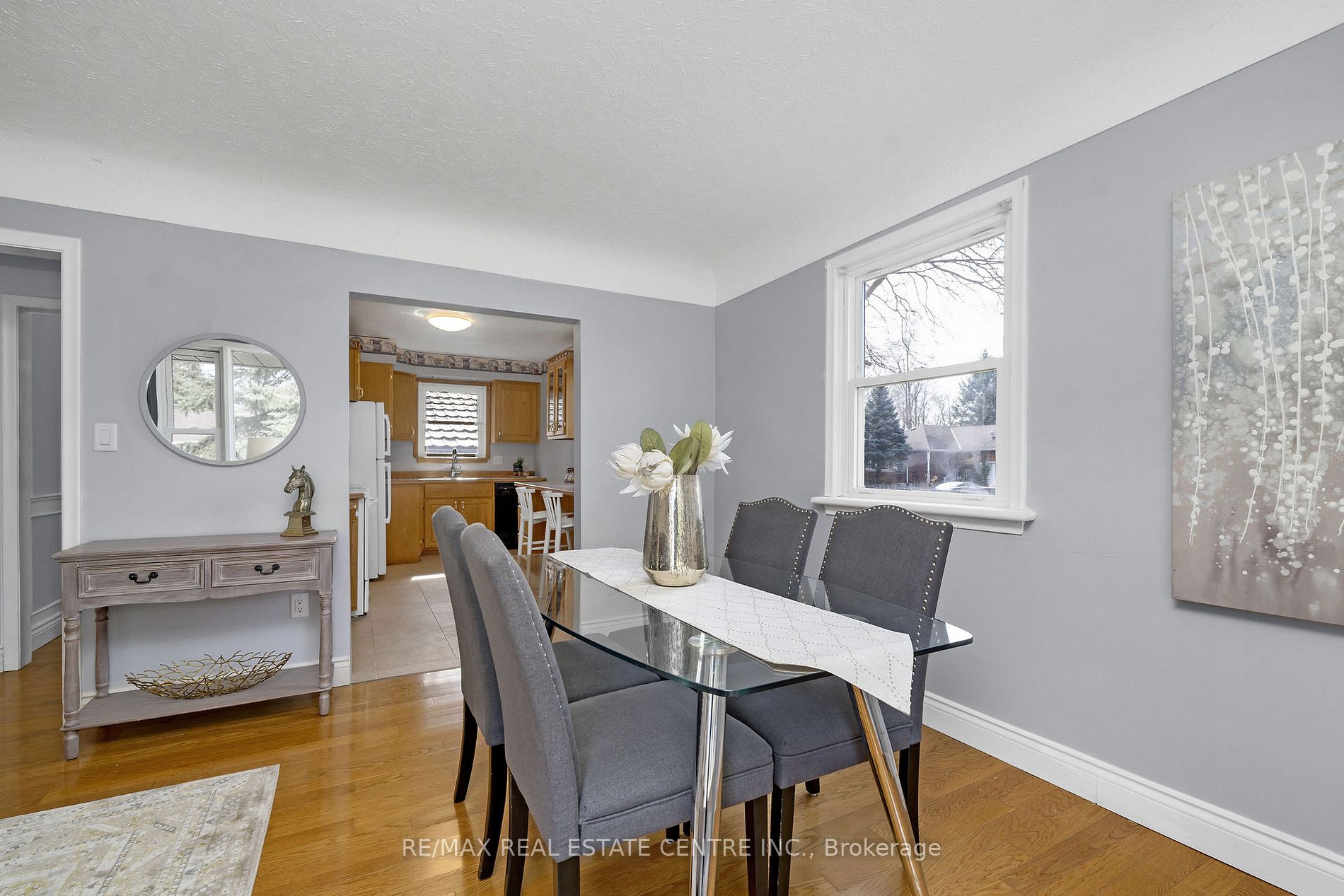 9 Dundas St E