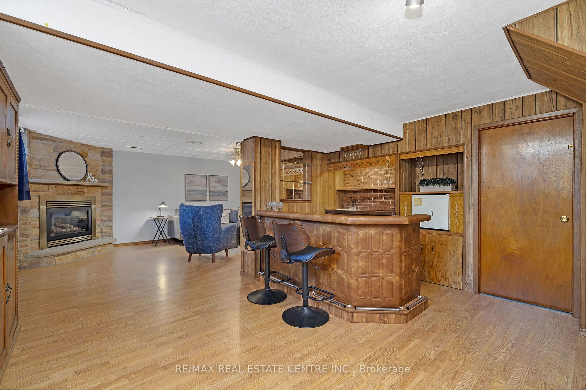 9 Dundas St E