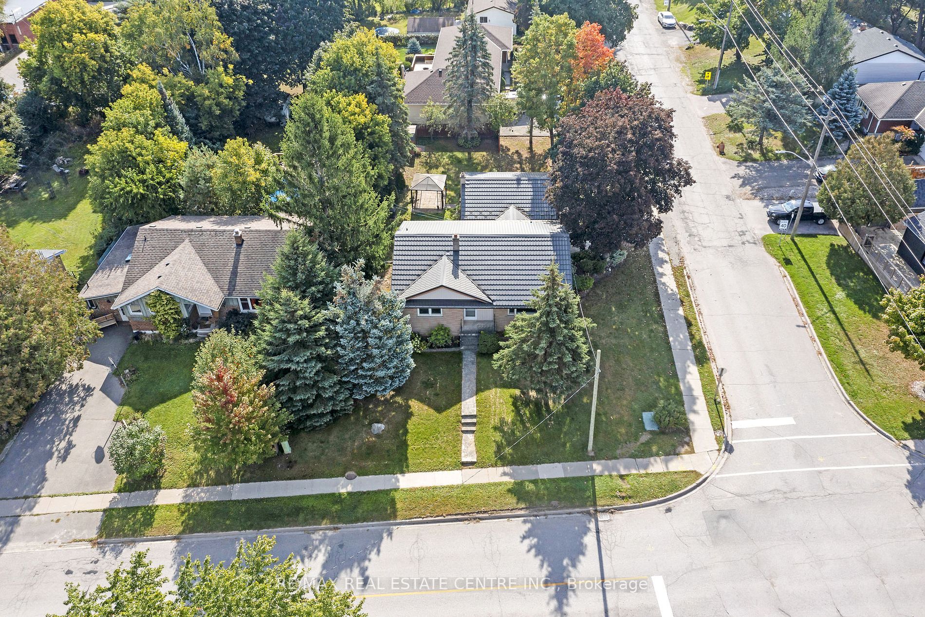 9 Dundas St E