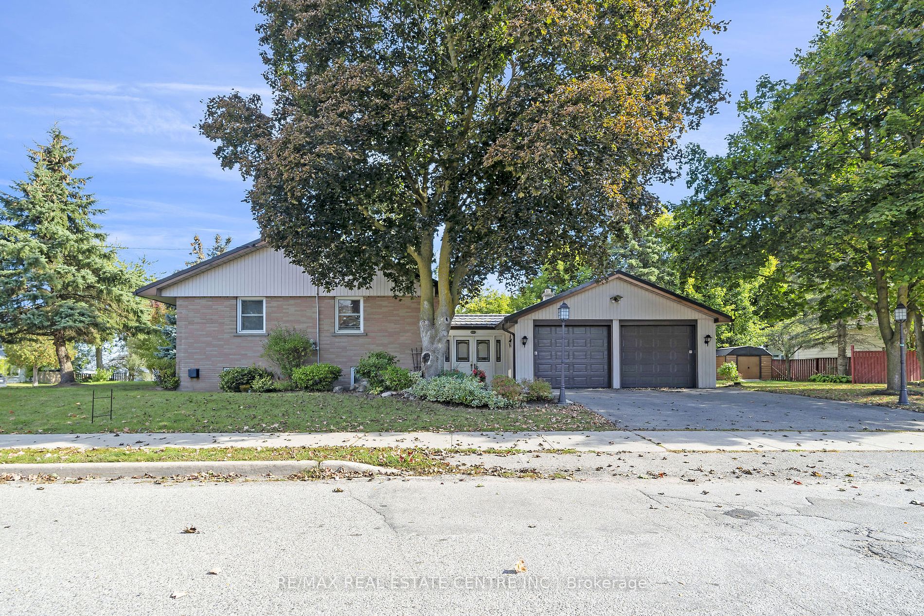 9 Dundas St E
