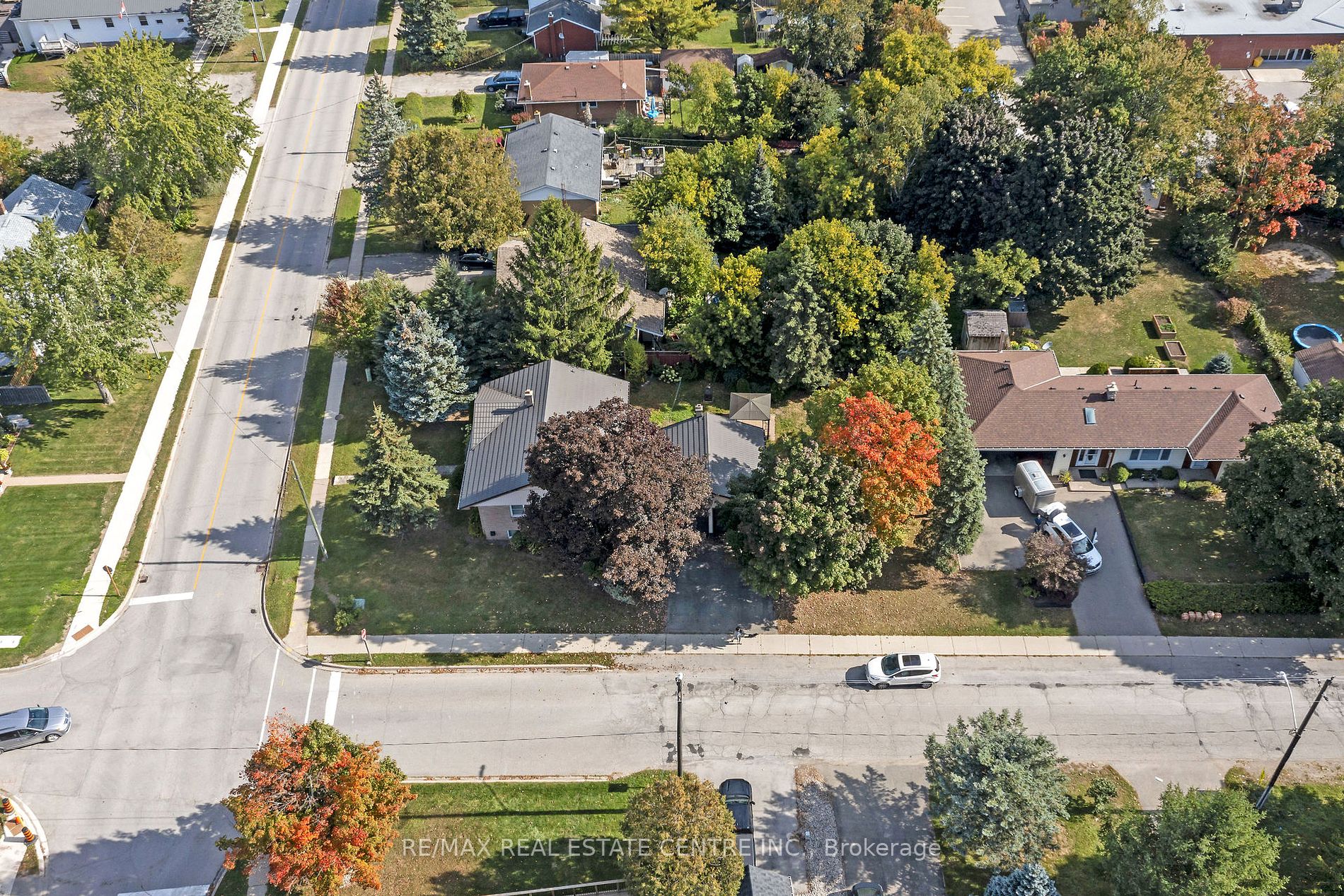 9 Dundas St E