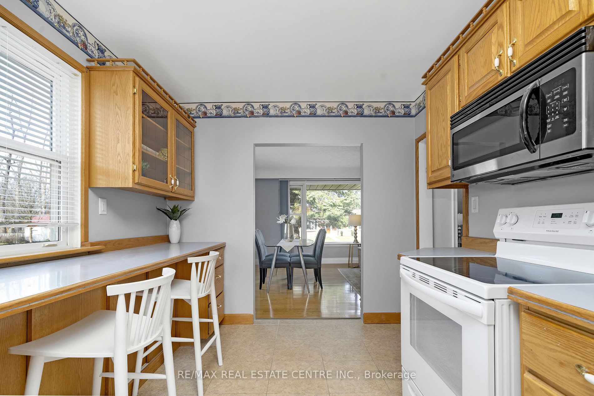 9 Dundas St E