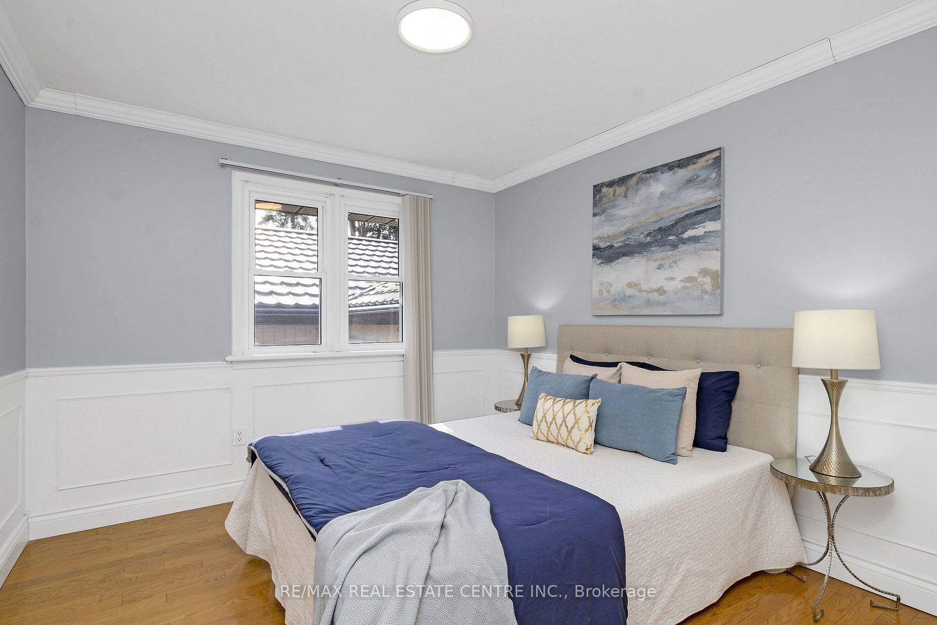 9 Dundas St E