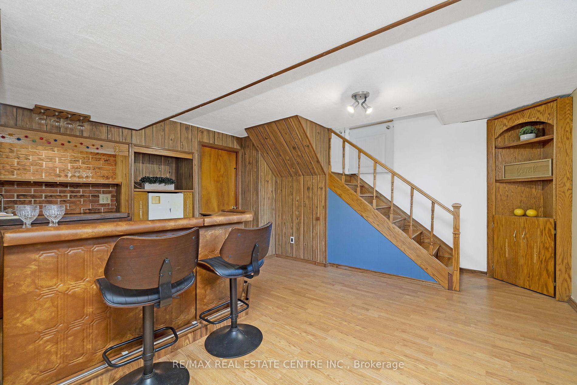 9 Dundas St E